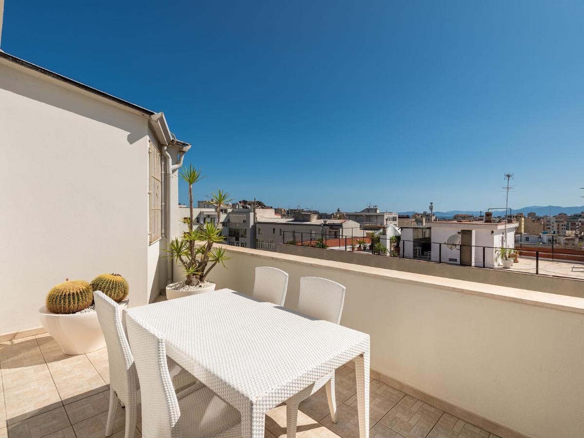 Penthouse Center Apartment Cagliari Bagian luar foto