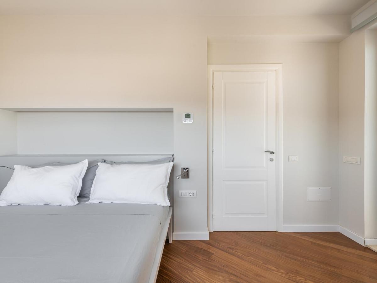 Penthouse Center Apartment Cagliari Bagian luar foto