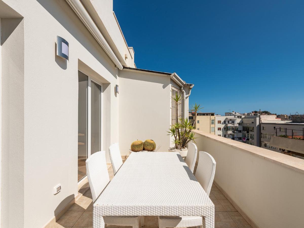 Penthouse Center Apartment Cagliari Bagian luar foto