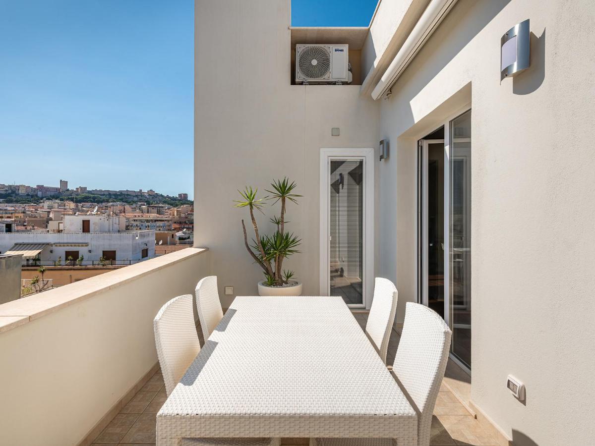 Penthouse Center Apartment Cagliari Bagian luar foto